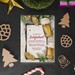 Julekort til julefrokost med tekst i julekort og hyggelige juledekorationer.