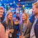 Venner taler og forbereder muntre indslag til festen ved en reception.