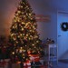 Juletræ med gaver, lys og søde julehilsner i hjemlig julestemning.