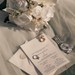 Invitationer til sølvbryllup med ringe, blomster og elegant bryllupsdesign.