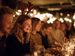 Kvinde med rensdyrgevir til julefrokost omgivet af søde julehilsner og lys.