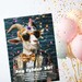 Sjov invitation til 50 års fødselsdag med billede af ged i festligt jakkesæt og farverige balloner omgivet af konfetti og fejring.