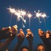 Gæster med stjernekastere om aftenen skaber stemning til den perfekte fest.