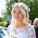 Ung kvinde til konfirmation udendørs med blomsterkrans – stemning til en god fest.