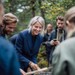 Gruppe laver sjov aktivitet i skoven – idé til god fest med teambuilding.
