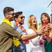 Gæster skåler til tropisk temafest med farverige drinks og sommerlig stemning.