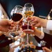 Kollegaer skåler med vin til firma sommerfest og fejrer fællesskab og gode oplevelser.