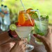 Farverige sommerdrinks skåles blandt venner som en del af en hyggelig sommerfest.